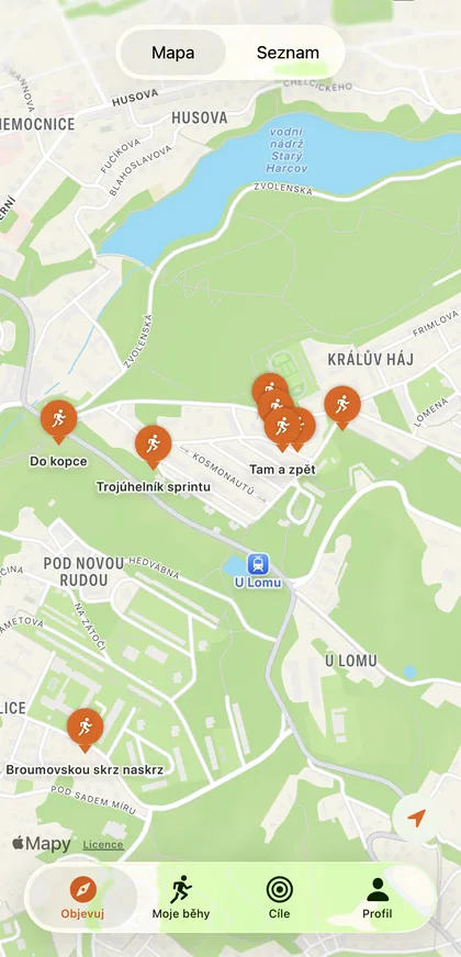Obrazovka Objevuj v aplikaci Azimove: mapa s oranžovými piny tras Do kopce, Trojúhelník sprintu, Tam a zpět a Broumovskou skrz naskrz.
